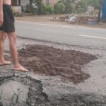 Aksi warga Luwu tambal jalan berlubang di Trans Sulawesi