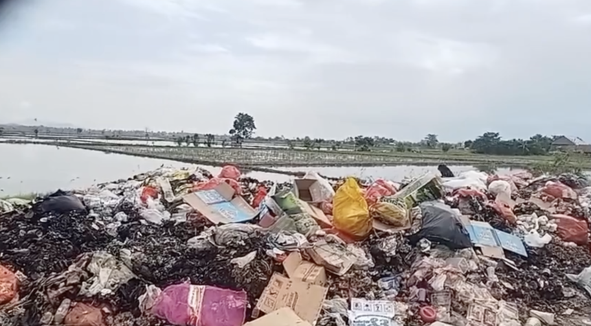 Sampah Menggunung di Pasar Padang Sappa