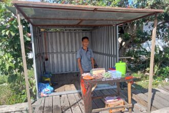 Demi Merawat Anak yang Tak Lagi Bisa Berjalan, Ayah di Belopa Tetap Berjualan di Pinggir Jalan