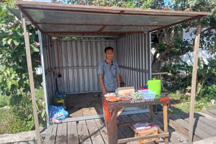 Demi Merawat Anak yang Tak Lagi Bisa Berjalan, Ayah di Belopa Tetap Berjualan di Pinggir Jalan