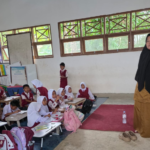 Sarana Belajar Terbatas, Siswa SDN di Bonepute Terlihat Belajar di Lantai Tanpa Meja Standar