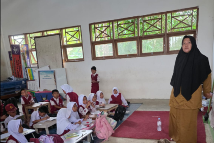 Sarana Belajar Terbatas, Siswa SDN di Bonepute Terlihat Belajar di Lantai Tanpa Meja Standar
