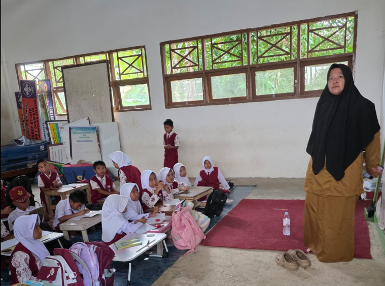 Sarana Belajar Terbatas, Siswa SDN di Bonepute Terlihat Belajar di Lantai Tanpa Meja Standar
