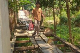 Sudah Telan Korban Jiwa, Jembatan Gantung Pajalesang Tak Kunjung Diperbaiki dan Masih Dilintasi Anak Sekolah