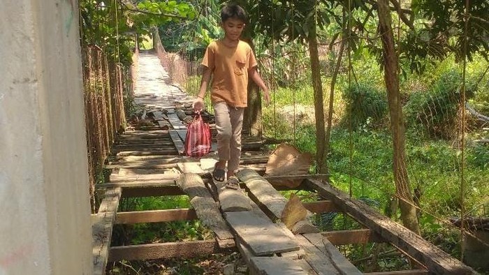 Sudah Telan Korban Jiwa, Jembatan Gantung Pajalesang Tak Kunjung Diperbaiki dan Masih Dilintasi Anak Sekolah